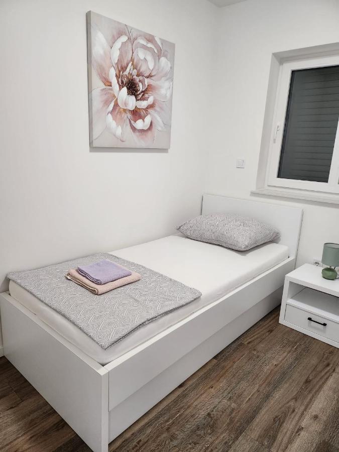 Apartmani M&L I M&J Malinska Esterno foto
